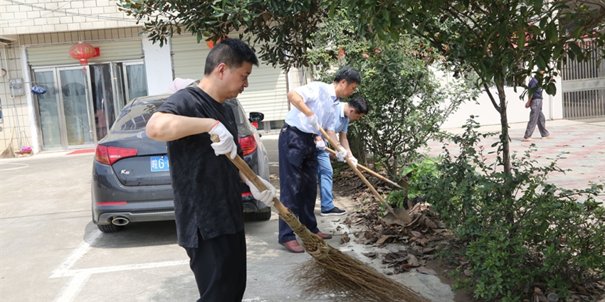 市人大常委會(huì)及機(jī)關(guān)黨員開(kāi)展“五清一改”農(nóng)村清潔行動(dòng)主題黨日活動(dòng) 推動(dòng)建筑物清潔服務(wù)落地見(jiàn)效